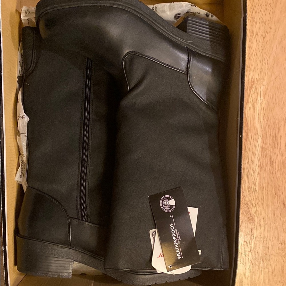 Weatherproof Black Winter Boots with Metallic Accent